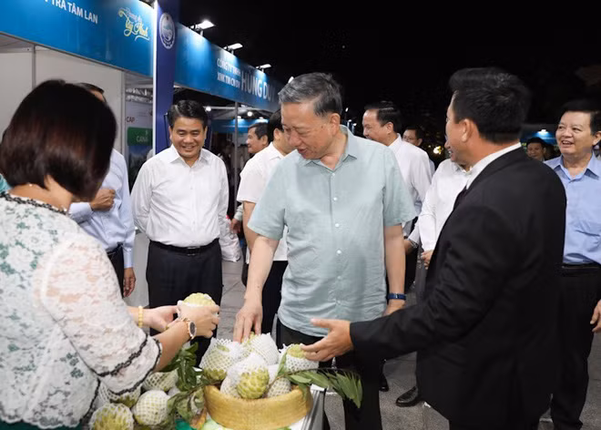 Bộ trưởng Tô Lâm cùng các đại biểu tham quan các gian hàng giới thiệu sản phẩm của Tây Ninh. Ảnh: TTXVN.