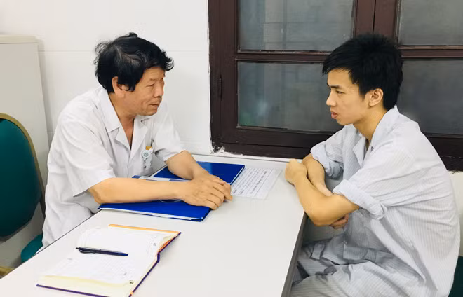 TS. Nguyễn Doãn Phương tư vấn cho một bệnh nhân bị ảnh hưởng tới sức khỏe tâm thần.
