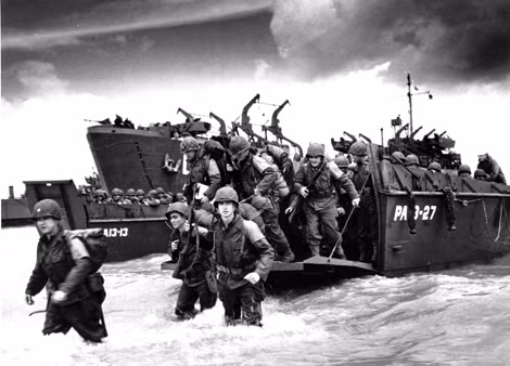 Quân đồng minh đổ bộ lên bờ biển Normandy.