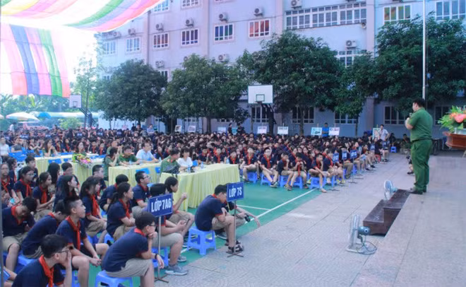 Những hình ảnh tại buổi tuyên truyền, phổ biến, giáo dục pháp luật tại Trường THCS, THPT Đoàn Thị Điểm.