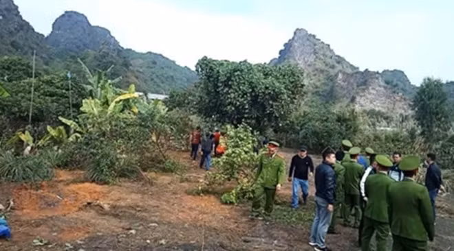 Cơ quan Công an bảo vệ khám nghiệm hiện trường.