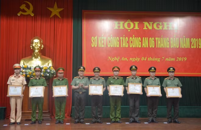Khen thưởng các tập thể, cá nhân đạt thành tích xuất sắc.