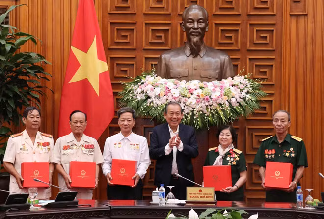 Phó Thủ tướng Thường trực Trương Hòa Bình tặng quà đại biểu người có công. Ảnh: TTXVN
