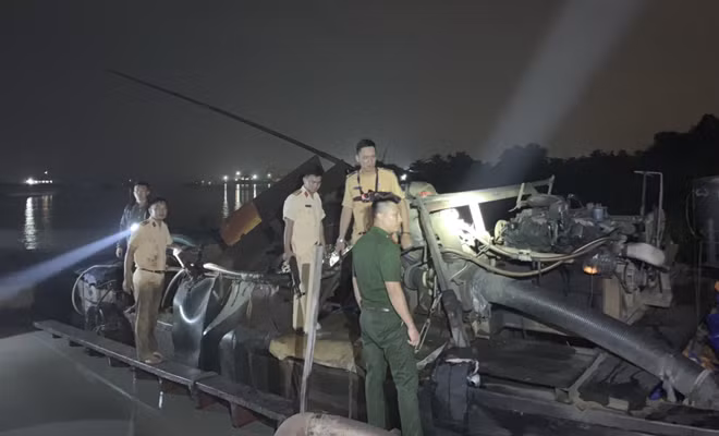 Một tàu hút cát trái phép bị lực lượng CSGT đường thủy bắt quả tang.