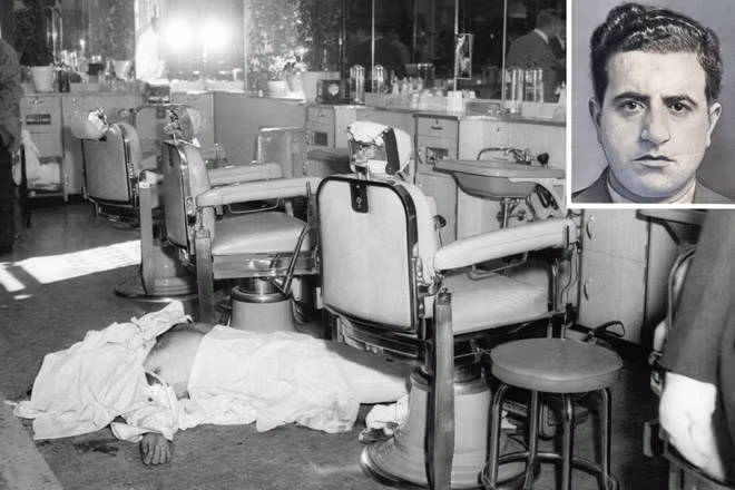 Xác của Albert Anastasia (thủ lĩnh của Murder, Inc.) trên sàn tiệm hớt tóc trong khách sạn Park Sheraton. Ảnh nguồn: NY Daily News Archive via Getty Images.