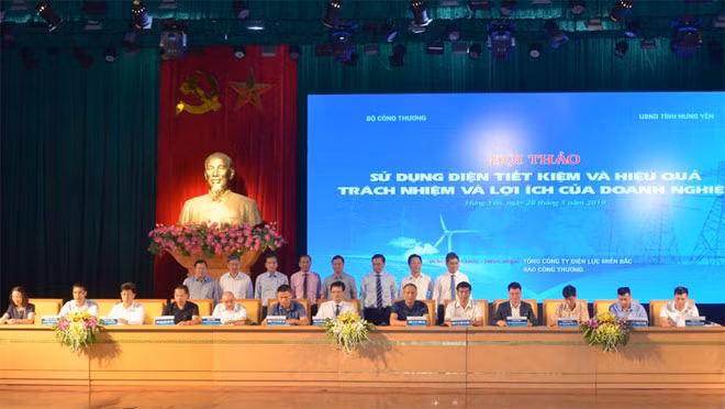 Đại diện Công ty Điện lực Hưng Yên, Sở Công Thương tỉnh Hưng Yên và 60 doanh nghiệp đã tham gia lễ ký kết Thỏa thuận thực hiện chương trình điều chỉnh phụ tải.