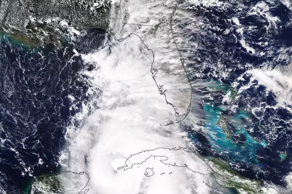 Bão Michael mang theo gió mạnh tràn vào bờ biển vịnh Florida.