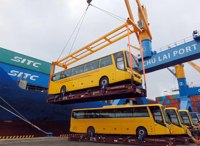 Chiếc xe bus đầu tiên được đưa lên tàu để xuất khẩu sang Philippines.