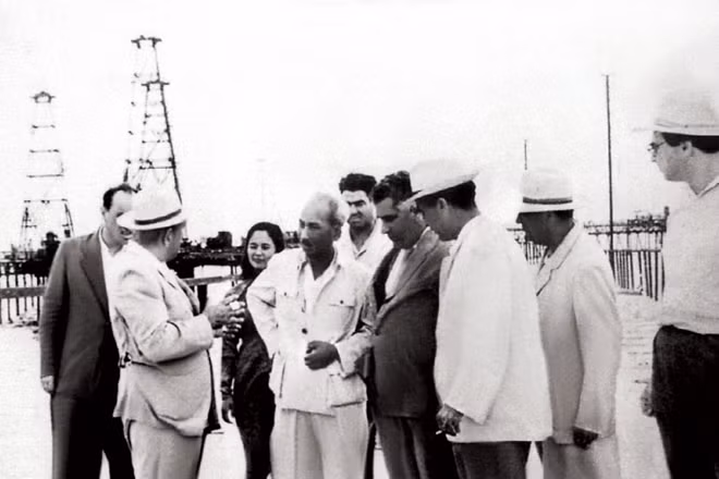 Chủ tịch Hồ Chí Minh thăm Khu công nghiệp dầu lửa Bacu Azerbaijan năm 1959 (Ảnh tại Triển lãm).