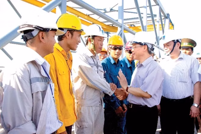 Tổng Bí thư, Chủ tịch nước Nguyễn Phú Trọng với người lao động dầu khí (Ảnh tại Triển lãm).