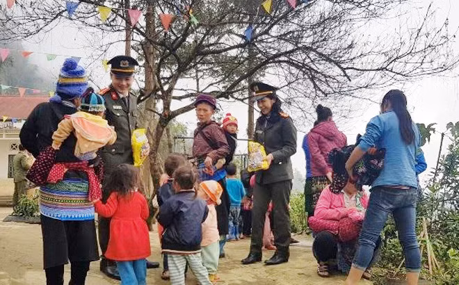 Hội Phụ nữ, Đoàn Thanh niên Cục Khoa học, Chiến lược và Lịch sử Công an phối hợp với Đoàn Thanh niên, Hội Phụ nữ Công an huyện Bát Xát trao quà tình nghĩa cho các em học sinh tại điểm trường Tiểu học và THCS A Lù. Hội Phụ nữ, Đoàn Thanh niên Cục Khoa học, Chiến lược và Lịch sử Công an phối hợp với Đoàn Thanh niên, Hội Phụ nữ Công an huyện Bát Xát trao quà tình nghĩa cho các em học sinh tại điểm trường Tiểu học và THCS A Lù.