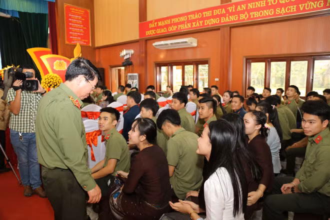 Thứ trưởng Bùi Văn Nam hỏi thăm các em học sinh nhân dịp Tết Bunpimay, Chol Chanam Thmay. Thứ trưởng Bùi Văn Nam hỏi thăm các em học sinh nhân dịp Tết Bunpimay, Chol Chanam Thmay.