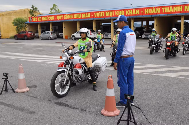 Các học viên đang thực hành dưới sự hướng dẫn của hướng dẫn viên LXAT.