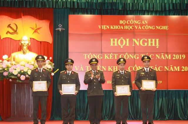 Các tập thể được nhận danh hiệu Đơn vị quyết thắng.
