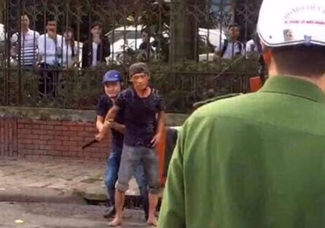 Khống chế đối tượng dùng dao tự tử.