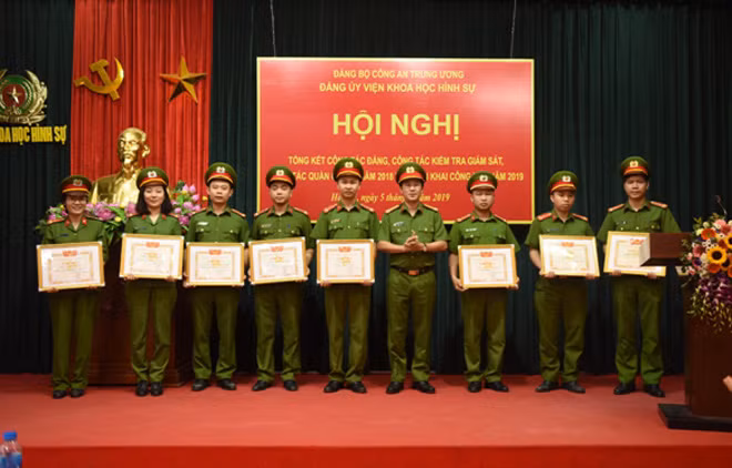 Trung tá Đặng Văn Đoàn, Phó Viện trưởng Viện KHHS trao Bằng khen của Trung ương Đoàn và Đoàn thanh niên Bộ Công an cho các tập thể, cá nhân.