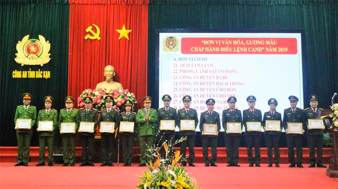 Đại tá Đinh Quang Huy - Phó Giám đốc Công an tỉnh trao chứng nhận đơn vị Quyết thắng cho các đơn vị.
