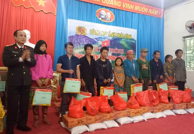 Đồng chí Đại tá Trịnh Đình Thành – Phó Bí thư Đảng ủy, Phó Giám đốc Công an tỉnh Thái Bình trao tặng quà đến người dân và học sinh có hoàn cảnh khó khăn tại xã Lao Và Chải, huyện Yên Minh, tỉnh Hà Giang.