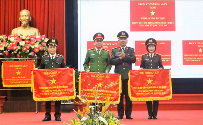 Đại tá Dương Văn Tính - Giám đốc Công an tỉnh Bắc Kạn trao Cờ của Bộ Công an cho các đơn vị.