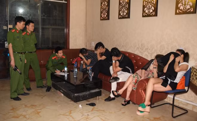 Các đối tượng sử dụng ma túy trong quán karaoke.