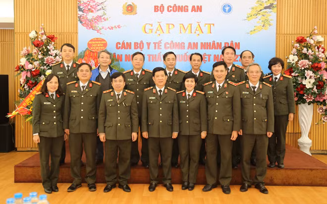 Thứ trưởng Nguyễn Văn Sơn và các đại biểu tại buổi gặp mặt.