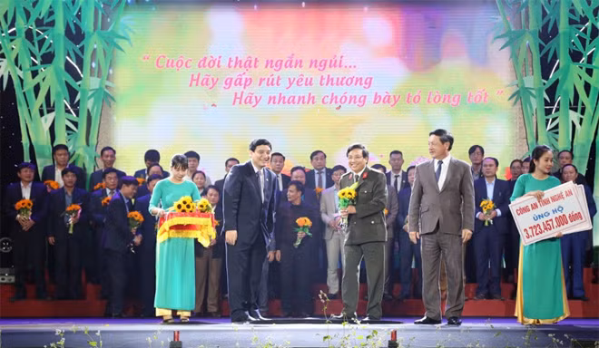 Đại tá Hồ Văn Tứ, Phó Giám đốc Công an tỉnh biểu trưng số tiền ủng hộ hơn 3,7 tỷ đồng.