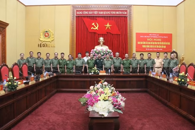 Thứ trưởng Nguyễn Văn Sơn và các đại biểu tại Hội nghị.