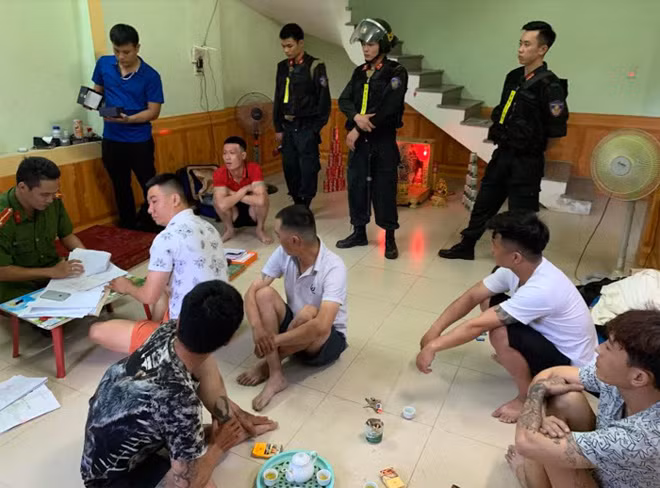 Cơ quan Công an đang tiến hành lệnh khám xét nơi ở các đối tượng hoạt động cho vay lãi nặng tại địa bàn TP Đồng Hới.