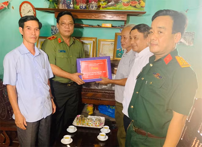 Thiếu tướng Nguyễn Hải Trung tặng quà thương binh nặng Hà Thanh Nhàn.