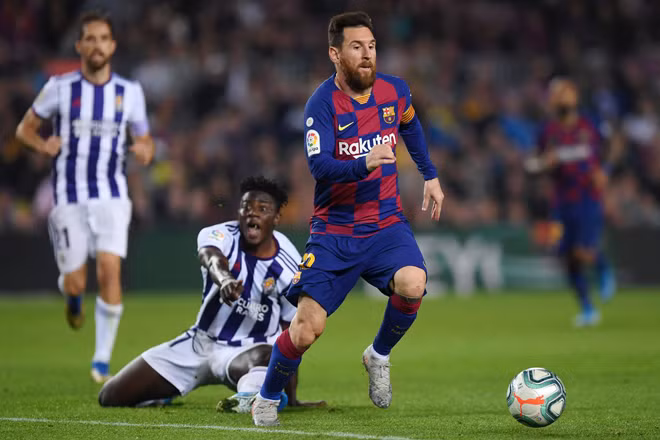 Phong độ siêu nhân của Messi khiến các cầu thủ Valladolid bất lực.