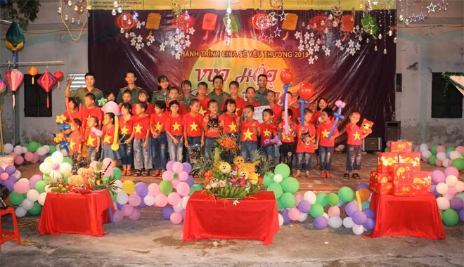 Đại diện lãnh đạo và tuổi trẻ đơn vị tặng quà, giao lưu với các em.