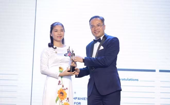 Bà Trần Thị Mỹ Hạnh - Phó TGĐ Tập đoàn Sun Group, đại diện nhận giải thưởng Top 50 doanh nghiệp có môi trường làm việc tốt nhất châu Á 2019 từ ông William Ng, Tổng biên tập tạp chí HR Asia.