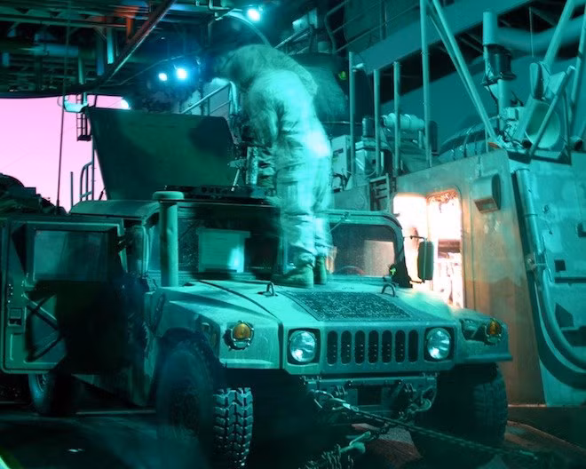 Vũ khí laser PASS được lắp đặt trên "siêu xe" Humvee.