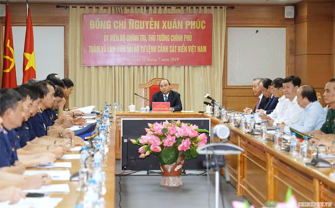 Thủ tướng Nguyễn Xuân Phúc làm việc với Bộ tư lệnh Cảnh sát biển Việt Nam. Ảnh: VGP/Quang Hiếu.