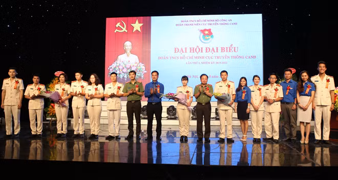 Trung tướng Mai Văn Hà và đại diện Đoàn thanh niên Bộ Công an tặng hoa cho BCH Đoàn Thanh niên Cục Truyền thông CAND nhiệm kỳ 2019-2022.