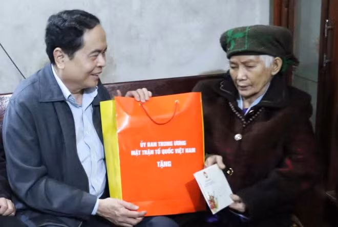 Chủ tịch Trần Thanh Mẫn thăm hỏi, chúc Tết, tặng quà Mẹ Nguyễn Thị Lợi ( mẹ liệt sĩ Hoàng Quốc Việt).