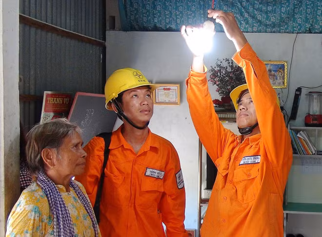 Hoạt động chăm sóc khách hàng của người thợ điện.