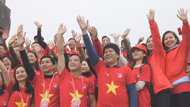Đoàn hành trình Tôi yêu Tổ quốc tôi của Vietjet tham gia lễ công bố thông điệp Hành trình Tôi yêu Tổ quốc tôi gửi thanh niên cả nước tại cột cờ Lũng Cú (Hà Giang)