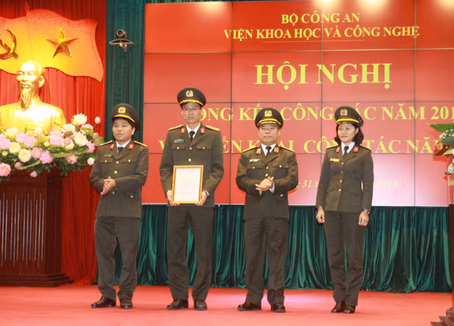 Thừa ủy quyền của lãnh đạo Bộ Công an, Thiếu tướng, Viện trưởng Lê Minh Quý đã trao Cờ thi đua của Bộ cho Trung tâm Tài liệu kỹ thuật nghiệp vụ.