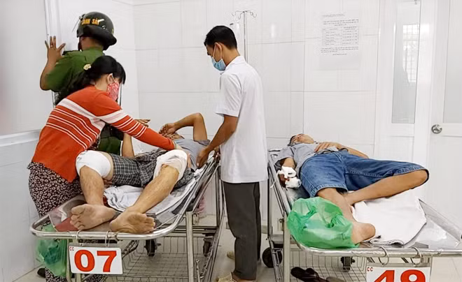 Các nạn nhân đang được cấp cứu tại bệnh viện và hiện trường nơi xảy ra vụ việc nằm sâu trong phần đất hoang.