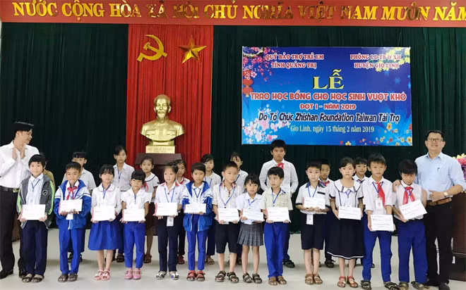 Trao học bổng cho HS nghèo ở Quảng Trị.
