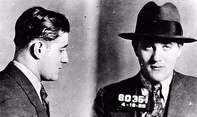 Bugsy Siegel trước khi bị bắn hạ vào ngày 12-2-1928. Ảnh nguồn: Courtesy Bureau of Prisons/ Getty Images.