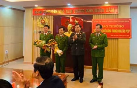 Thiếu tướng Nguyễn Hải Trung, Giám đốc Công an tỉnh trao thưởng cho phòng CSĐT tội phạm về ma túy và Công an huyện Quan Sơn