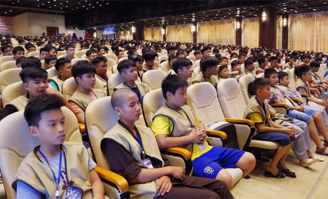 Các khóa sinh tham gia buổi tuyên truyền.
