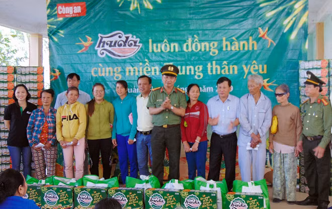 Đại diện Báo CAND và nhà tài trợ trao quà Tết đến các hộ nghèo, hộ gia đình chính sách khó khăn tỉnh Quảng Nam.