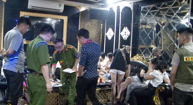Kiểm tra, bắt giữ nhóm thanh niên sử dụng ma túy và “bay lắc” trong quán karaoke.