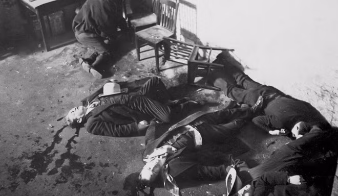 Các "cảnh sát” của Al Capone đã bắn chết 7 tên giang hồ của băng George “Bugs” Moran vào tháng 2-1929. Ảnh nguồn: Chicago History Museum/Getty Images.