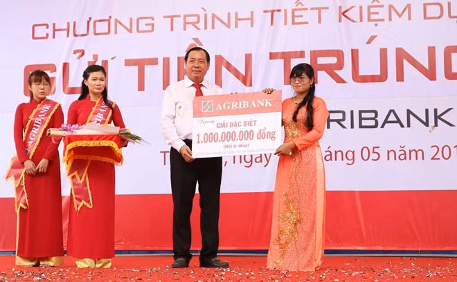 Ông Tiết Văn Thành, Tổng Giám đốc Agribank trao giải thưởng 1 tỷ đồng cho khách hàng ở Trà Vinh.