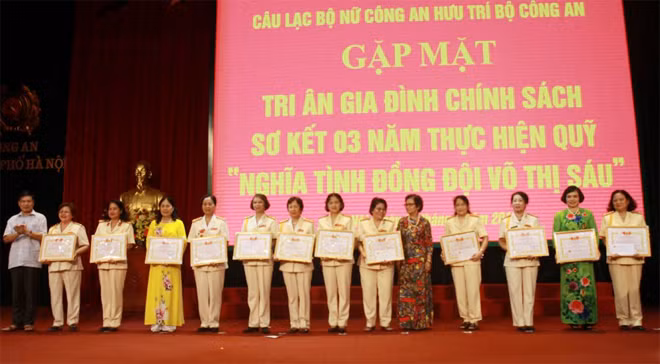 Trung tướng Nguyễn Xuân Mười, nguyên Phó Tổng cục trưởng Tổng cục Chính trị CAND trao giấy khen của Ban Chủ nhiệm CLB tặng 12 cụm trưởng.