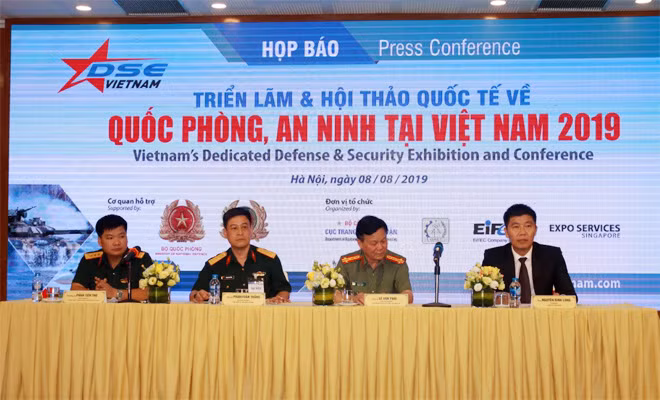 Đại diện lãnh đạo các đơn vị trong Ban tổ chức chủ trì buổi họp báo.
